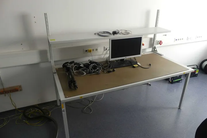 1x ESD-Arbeitsplatz, mit Inhalt Maße in cm ca: 200 x 100 x 78